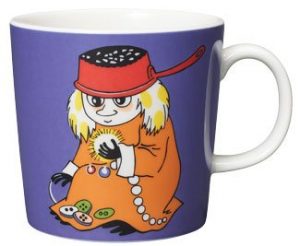 Muumimuki violetilla pohjavärillä, jossa Hosuli istuu kattila päässään.