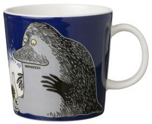 Tummansininen muumimuki, jossa Mörkö etualalla katse alaviistoon.
