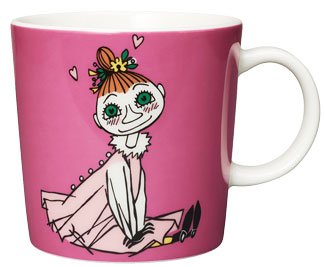Muumimuki lilalla taustavärillä, jossa Mymmeli istuu maassa rakastuneen näköisenä.