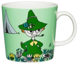 Vaaleanvihreä muumimuki, jossa Nuuskamuikkuinen seisoo kukkien keskellä piippu suussaan.
