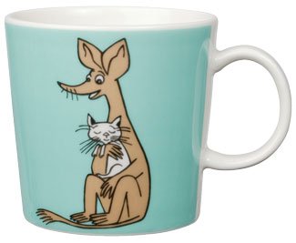 Turkoosin värinen Nipsu-muumimuki, jossa hän istuu ja pitää kissaa sylissään.